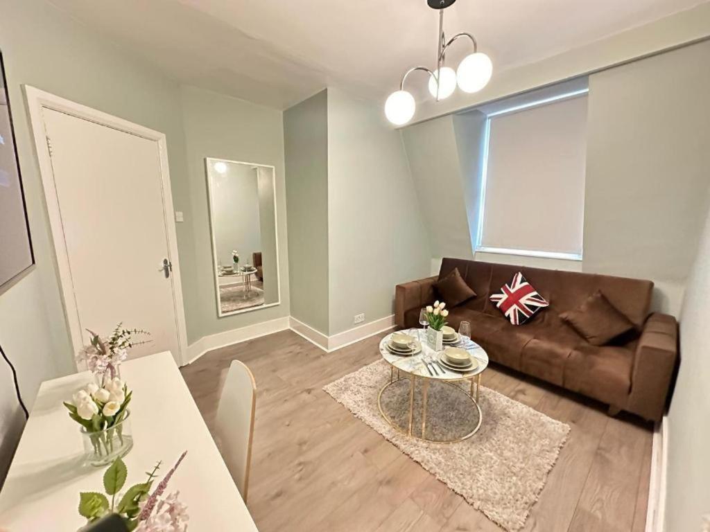Comfortable Near Central Londra